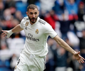 Karim Benzema rực sáng với cú hattrick, Real Madrid thắng đậm trên sân nhà