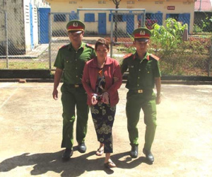 Nữ quái chơi trò ảo thuật tráo vàng giả lấy vàng thật