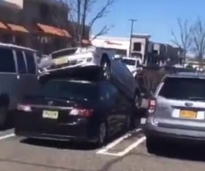 Video: Tài xế nhầm chân ga, xe Mercedes leo lên nóc Toyota Corolla
