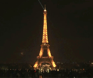 Video: Tháp Eiffel tắt đèn tưởng nhớ nạn nhân vụ đánh bom Sri Lanka