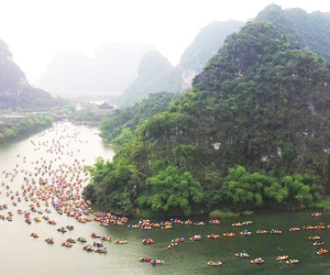 Video: Tràng An rực rỡ ngày khai hội, du khách ùn ùn đổ về Ninh Bình