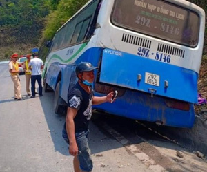Xe chở cựu chiến binh mất phanh trên đèo Pha Đin, 4 người bị thương