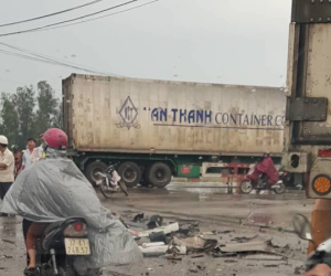 Xe chở giàn giáo va chạm xe đầu kéo, 2 người nhập viện