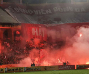 CĐV Đông Nam Á 'lạnh người' với cảnh pháo sáng mù mịt ở V-League