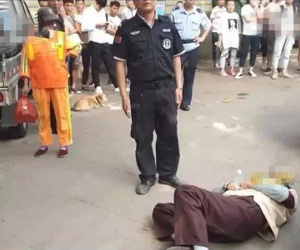 Cô gái trẻ đánh đập bà lao công vì 'dám' cản chó cưng tắm trong bồn rửa tay