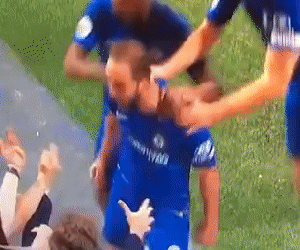 Higuain ăn mừng bàn thắng bằng cách... vùi đầu vào ngực fan nữ