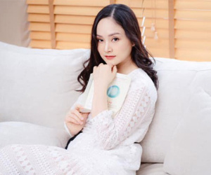 Lan Phương bị viêm họng nặng, chỉ giao tiếp được bằng giấy bút giữa thời điểm nổi như cồn với 'Nàng dâu order'