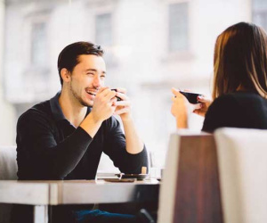 Ra khỏi tòa, tôi bật khóc khi thấy mẹ chồng đứng đợi sẵn với lon nước sâm và đưa tôi cuốn sổ tiết kiệm 500 triệu đồng