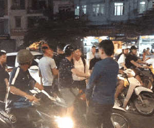 Vụ 2 cô gái bị sờ vòng ba: Hôm nay bao dung, ngày mai thành nạn nhân