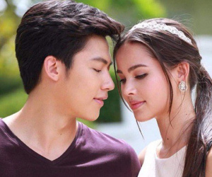 Bước vào phòng tân hôn, nhìn thấy chiếc roi da để trên bàn tôi đứng hình không dám nhúc nhích