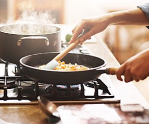 Có thai, cặp vợ chồng nhờ hàng xóm nấu ăn hộ vì sợ mệt