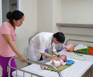 Hàng chục trẻ nhập viện vì viêm não, dấu hiệu cha mẹ dễ bỏ qua