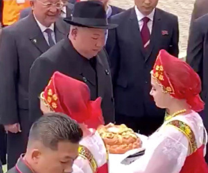 Ông Kim Jong Un được đón tiếp bằng bánh mì và muối như thế nào?