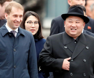 Ông Kim Jong Un mặc âu phục, bước xuống nhà ga vùng Viễn Đông của Nga