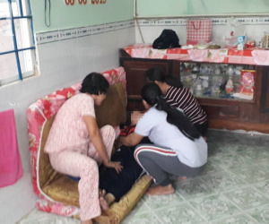 Tang thương bao trùm căn nhà 3 bà cháu bị sát hại: Người mẹ tuyệt vọng, gào khóc gọi tên con gái rồi ngất xỉu