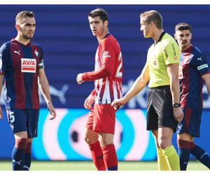 Trọng tài La Liga bị phạt nặng vì... đánh nguội Morata