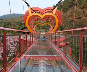 Video: Cầu kính 5D cao 22 m đầu tiên tại Việt Nam
