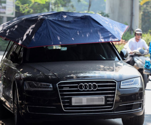 Xe Audi đội ô che nắng giữa trưa nóng trên 40 độ C