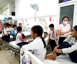 30 học sinh nhập viện sau khi uống sữa miễn phí