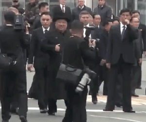 Bàn tay phải 'kỳ lạ' ẩn trong áo khoác của ông Kim Jong Un: Ý nghĩa đằng sau là gì?
