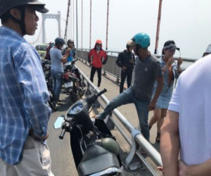 Nam thanh niên say rượu, bỏ lại đôi dép và xe máy trên cầu Thuận Phước rồi... đi bộ về nhà ngủ