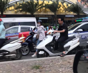 'Người phán xử' Hoàng Dũng bị chụp ảnh đi xe máy không đội mũ bảo hiểm