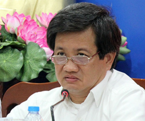 Ông Đoàn Ngọc Hải đối thoại với người dân chung cư sắp sập ở Sài Gòn