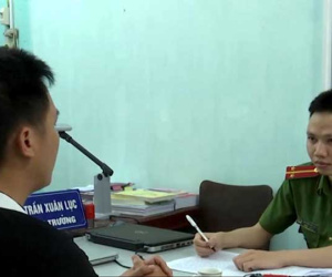 Thầy giáo bị tố làm nữ sinh mang bầu im lặng đến khi công an tạm giữ