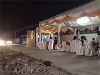 Video: Ô tô lao như tên bắn, ủi bay rạp cưới, dân mạng đoán 'chắc tại người yêu đi lấy chồng'