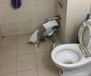 Bạn cùng phòng 'tố' cặp đôi bối rối bước ra từ nhà vệ sinh, làm gì không rõ chỉ thấy lavabo vỡ toang