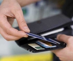 Bỗng nhiên tài khoản có 5 tỷ, nam thanh niên rút 200 ở ATM