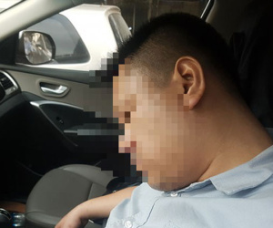 Dừng đèn đỏ, tài xế ở Hà Nội ngủ quên trong xe nửa giờ khiến CSGT phải cẩu cả xe và người