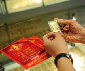 Giá vàng hôm nay 26/4: Khắp nơi chao đảo, vàng vẫn trụ vững