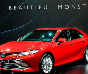 Mua Toyota Camry 2019, khách hàng cần trả thêm tới 100 triệu đồng