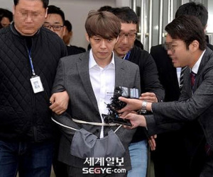 Park Yoochun bị còng tay, trói bằng dây thừng khi rời tòa án