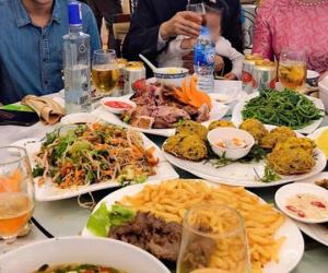 Than thở tiền mừng cưới có 150k trong khi khách 'ăn cỗ no đem cả phần về', cô dâu bị dân mạng ném đá mỏi tay