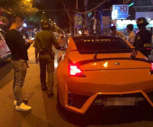 Thanh niên đi xế hộp mang theo 'dao chặt chuối' dài 45cm bị đưa về trụ sở