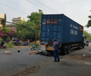 TPHCM: Tông đuôi xe container, nam công nhân chết thảm trên đường về nhà