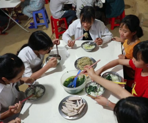 Video: Cuộc sống của học sinh bán trú nơi nữ sinh lớp 8 mang thai 12 tuần