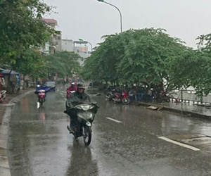 Dự báo thời tiết 27/4: Hà Nội hạ nhiệt, có mưa rào