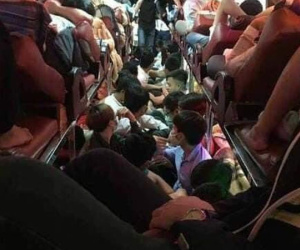 'Kêu trời' vì xe khách nhét gần trăm người dịp lễ 30/4