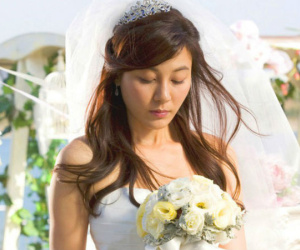 Mặc váy cưới xuất hiện trong hôn lễ của người yêu cũ, cô gái khiến họ hàng hai bên nhận ra bộ mặt thật của chú rể
