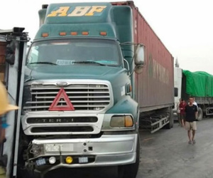 Tai nạn liên hoàn khiến đường tránh TP Vinh ách tắc nhiều giờ