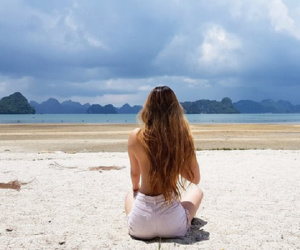 Vẻ nóng bỏng của cô gái vào vai xác chết lõa thể trong phim 'Mê cung'