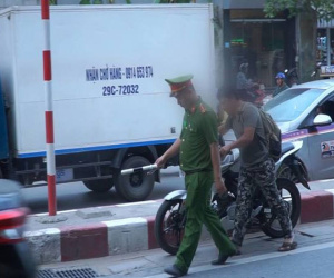 Video: Cảnh sát chặn người dân lên đường trên cao bắt xe về quê