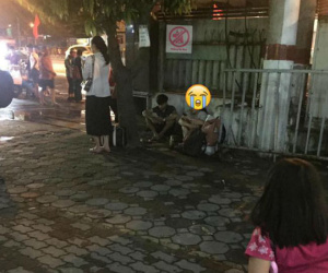 Xót xa hình ảnh 2 sinh viên ngồi vạ vật ở bến xe hàng tiếng đồng hồ không mua được vé về nghỉ lễ