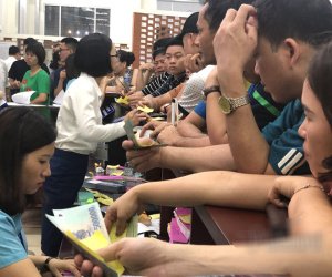 Du khách bơ phờ chen lấn mua vé lên tàu ra vịnh Hạ Long