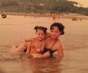 'My Sói' Thu Quỳnh khoe ảnh ngày bé, nào ngờ dân tình lại chỉ chú ý đến người mẹ xinh như hoa khôi của cô