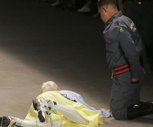 Người mẫu đột ngột qua đời sau khi vấp ngã trên sàn catwalk