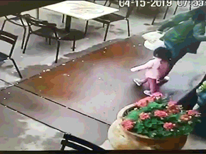 Video: Ba mẹ con thoát chết khi ôtô mất lái lao vào nhà hàng